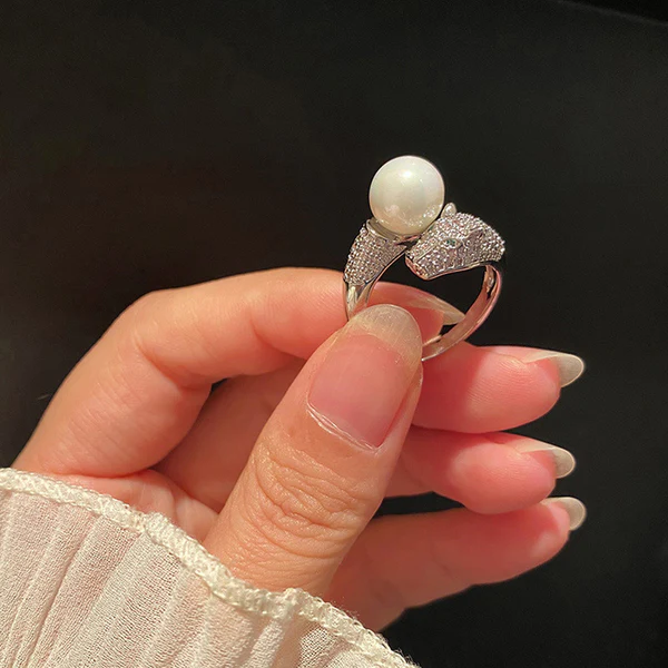Anti tarnish pearl studded silver jaguar themed finger ring