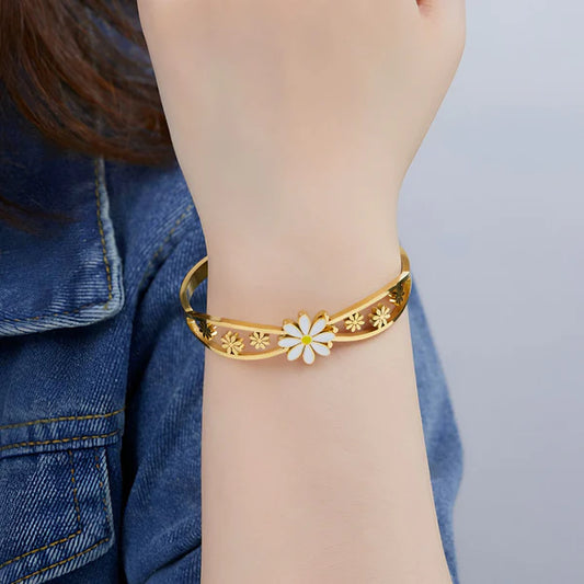 Blossom Charm – Gold Plated Stainless Steel Dual Flower Anti-Tarnish Openable Bracelet