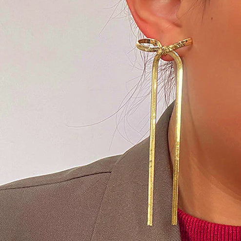 Long bow golden earrings